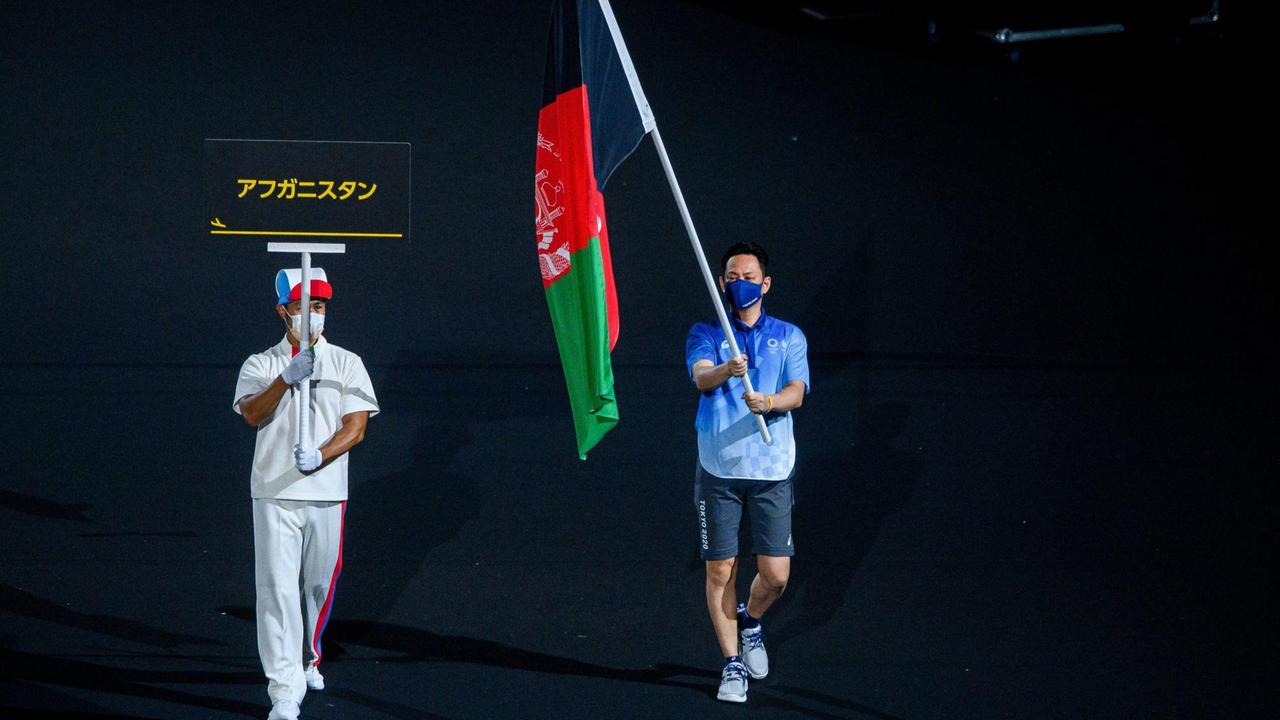 Die afghanische Flagge wird während der Eröffnungsfeier der Paralympischen Spiele ins Stadion in Tokio getragen. Die afghanische Flagge wird während der Eröffnungsfeier der Paralympischen Spiele ins Stadion in Tokio getragen.