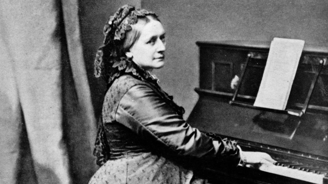 Die Pianistin Clara Schumann sitzt am Klavier. Eine Aufnahme von 1875. 