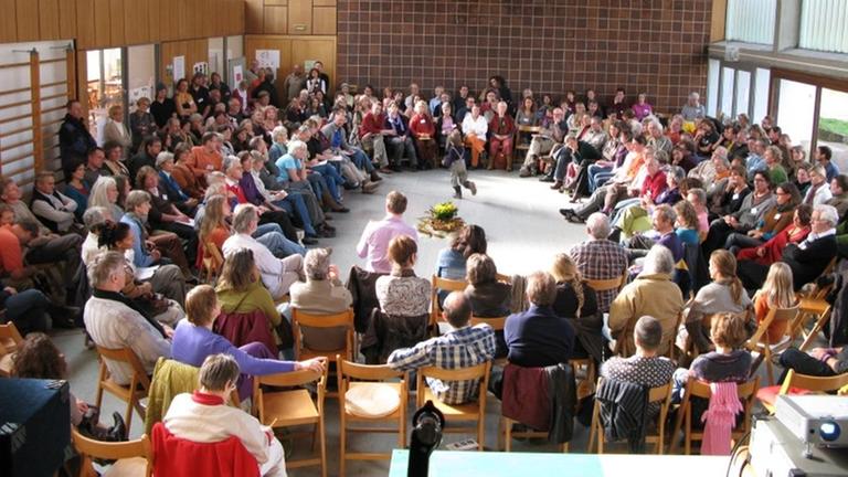 Die Gemeinschaft von "Schloss Tempelhof" in der Turnhalle. Die Gemeinschaft von "Schloss Tempelhof" in der Turnhalle.