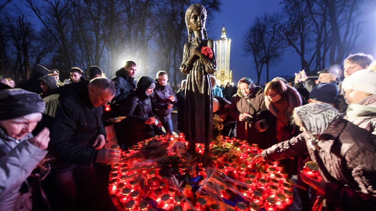 Menschen gedenken im November 2017 am Holodomor-Denkmal in Kiew den Opfern der Hungersnot 1932/33. Menschen gedenken im November 2017 am Holodomor-Denkmal in Kiew den Opfern der Hungersnot 1932/33.