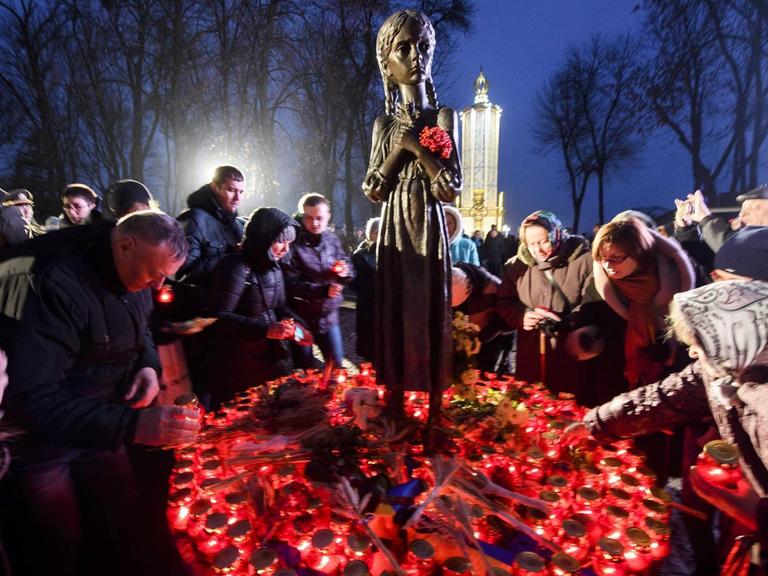 Menschen gedenken im November 2017 am Holodomor-Denkmal in Kiew den Opfern der Hungersnot 1932/33.