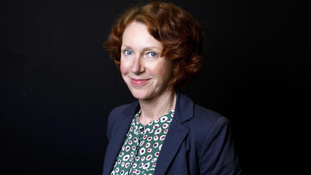 Porträt von Ulrike Guérot vor einem schwarzen Hintergrund Porträt von Ulrike Guérot vor einem schwarzen Hintergrund