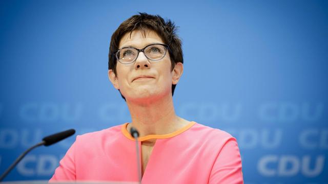 Die saarländische Ministerpräsidentin Annegret Kramp-Karrenbauer (CDU) spricht im Rahmen einer Pressekonferenz. Merkel hat Kramp-Karrenbauer als künftige CDU-Generalsekretaerin vorgeschlagen.