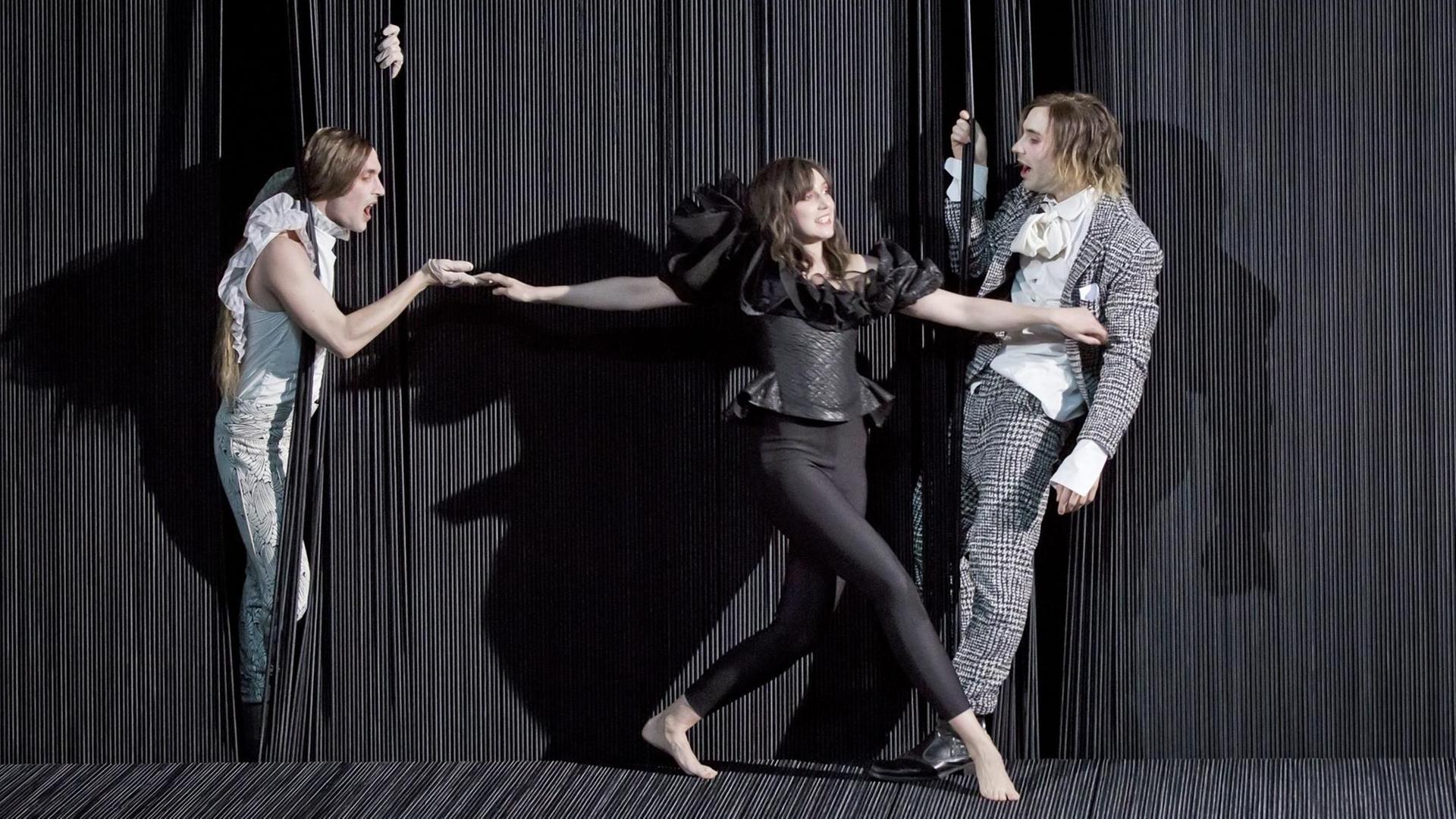 Das Foto zeigt eine Szene aus der Aufführung von "Der Menschenfeind" (Moliere) von Anne Lenk (Regie) am Deutschen Theater Berlin. Das Foto zeigt eine Szene aus der Aufführung von "Der Menschenfeind" (Moliere) von Anne Lenk (Regie) am Deutschen Theater Berlin.