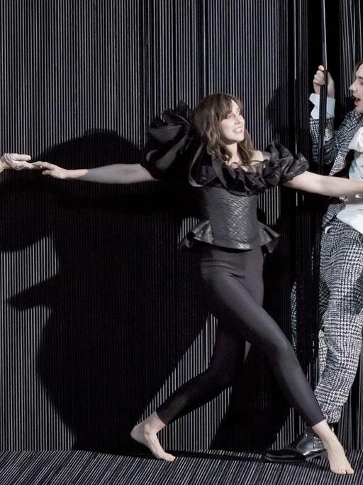 Das Foto zeigt eine Szene aus der Aufführung von "Der Menschenfeind" (Moliere) von Anne Lenk (Regie) am Deutschen Theater Berlin.