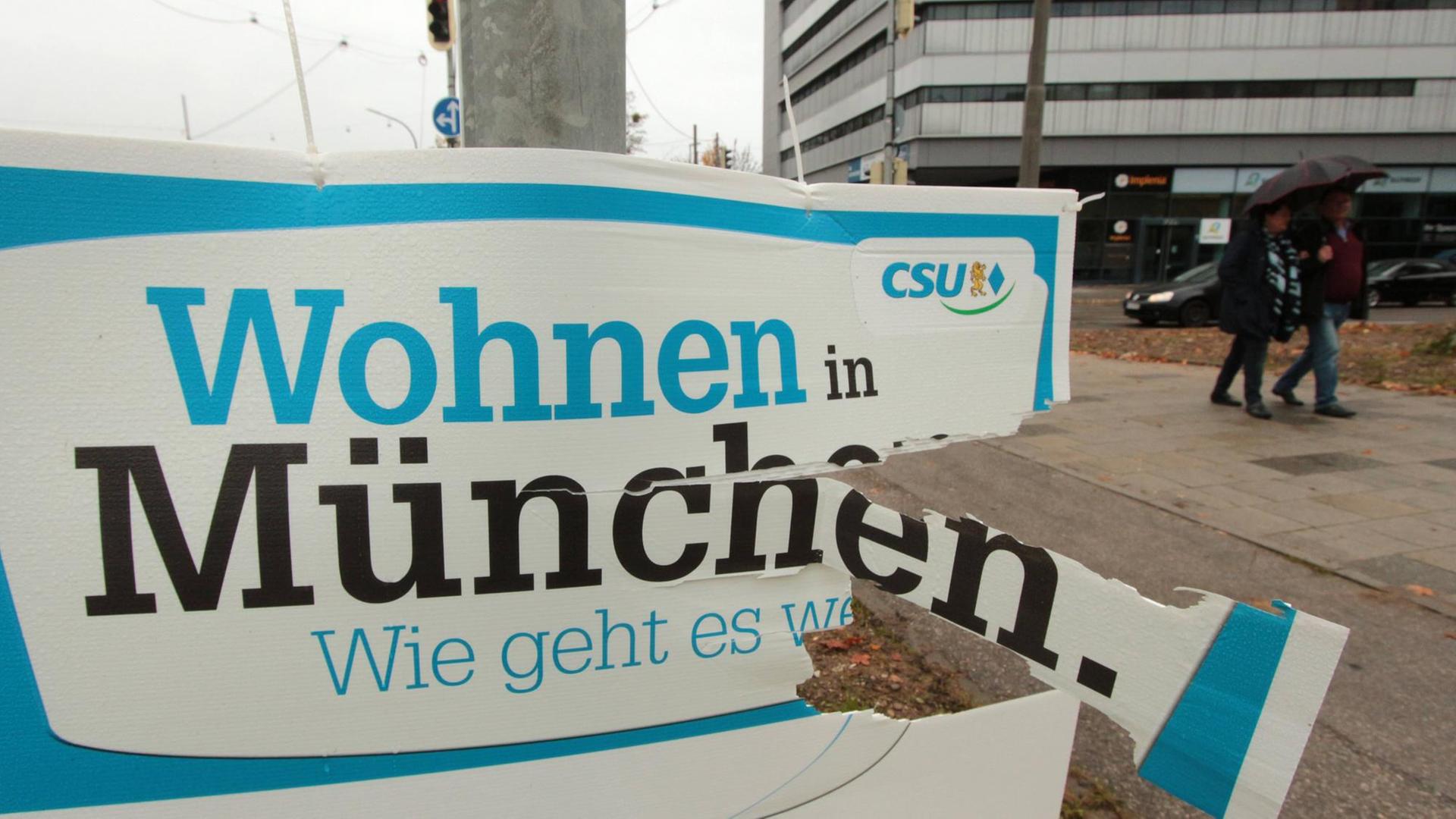 Ramponiertes Plakat der CSU mit Aufschrift "Wohnen in München" Ramponiertes Plakat der CSU mit Aufschrift "Wohnen in München"