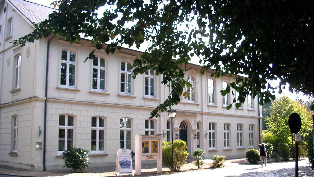 Außenansicht des Nordfriiks Instituut in Bredstedt – eine ehemalige Volksschule, jetzt Sitz des Instituts Außenansicht des Nordfriiks Instituut in Bredstedt – eine ehemalige Volksschule, jetzt Sitz des Instituts