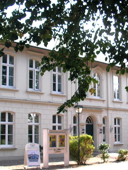 Außenansicht des Nordfriiks Instituut in Bredstedt – eine ehemalige Volksschule, jetzt Sitz des Instituts