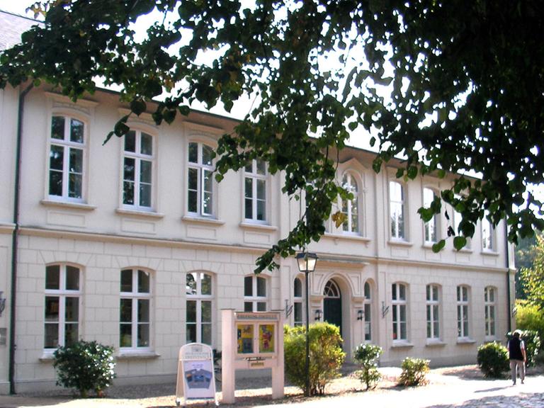 Außenansicht des Nordfriiks Instituut in Bredstedt – eine ehemalige Volksschule, jetzt Sitz des Instituts