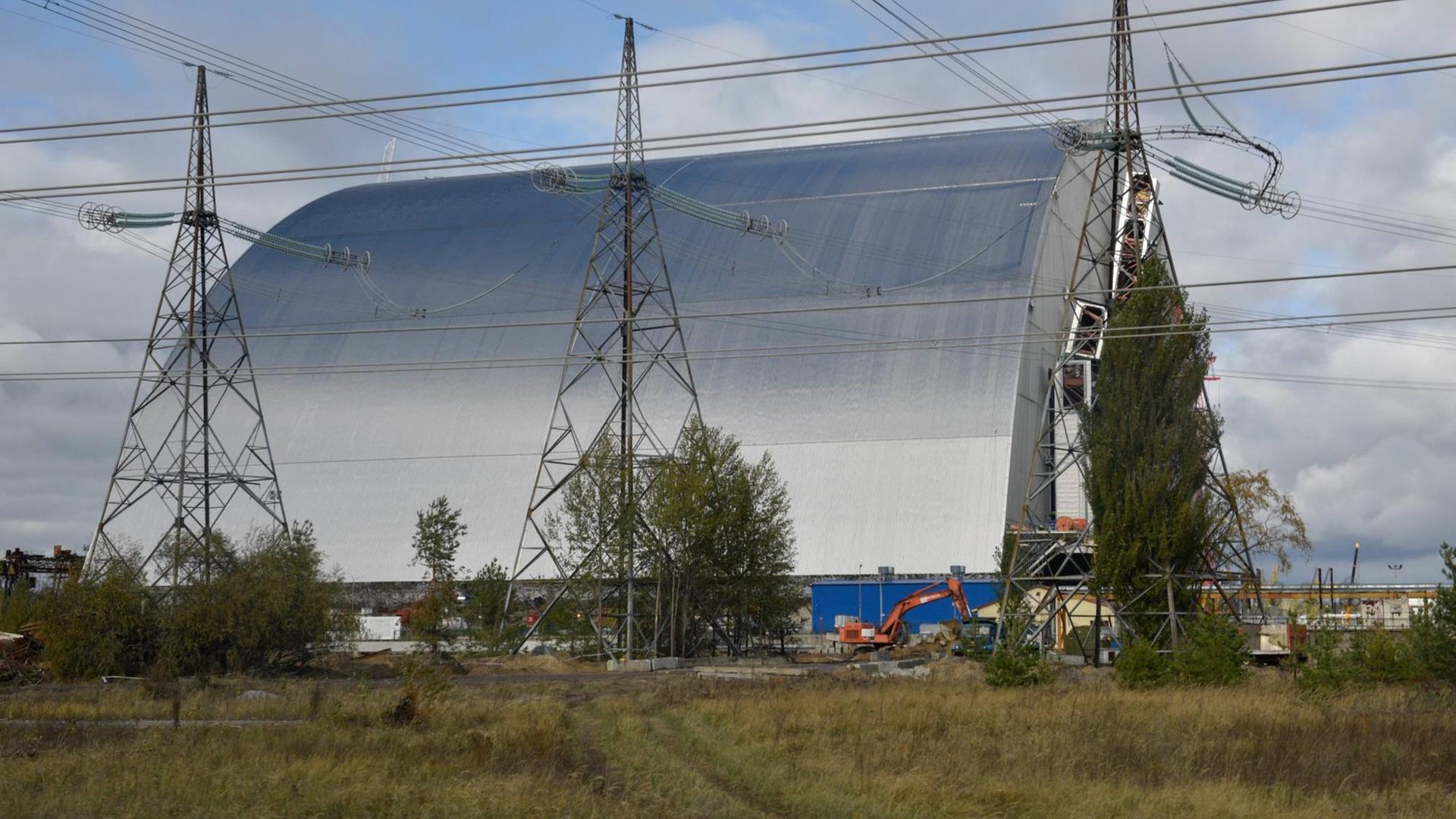 Der neue Sarkophag, der den Reaktor von Tschernobyl verhüllen soll. Der neue Sarkophag, der den Reaktor von Tschernobyl verhüllen soll.