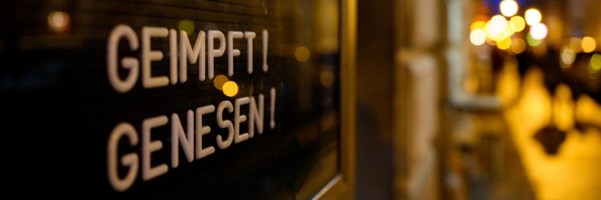 "Geimpft Genesen!" steht in einem Schaukasten an einer Bar in der Dresdner Neustadt. "Geimpft Genesen!" steht in einem Schaukasten an einer Bar in der Dresdner Neustadt.
