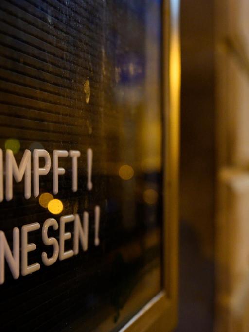 "Geimpft Genesen!" steht in einem Schaukasten an einer Bar in der Dresdner Neustadt.