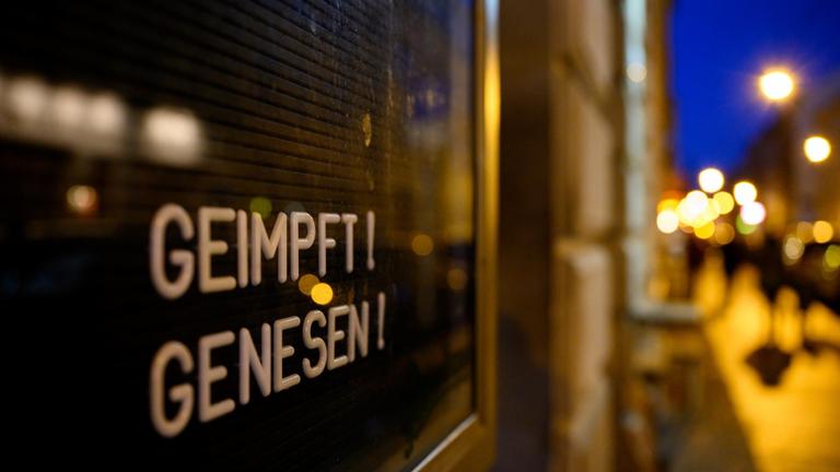 "Geimpft Genesen!" steht in einem Schaukasten an einer Bar in der Dresdner Neustadt.