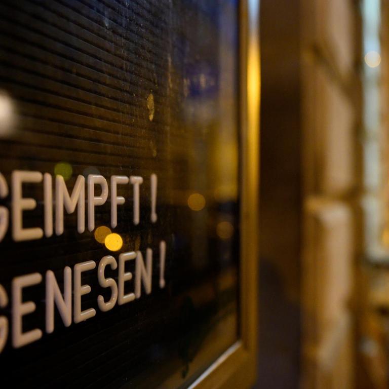 "Geimpft Genesen!" steht in einem Schaukasten an einer Bar in der Dresdner Neustadt. 