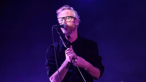 Matt Berninger von The National am Mikrofon beim Konzert in der Columbiahalle in Berlin am 26. November 2019.