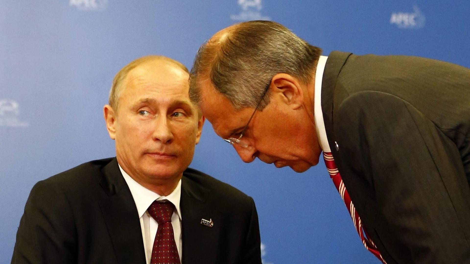 Der russische Präsident Wladimir Putin und der russische Außenminister Sergej Lawrow . Der russische Präsident Wladimir Putin und der russische Außenminister Sergej Lawrow .