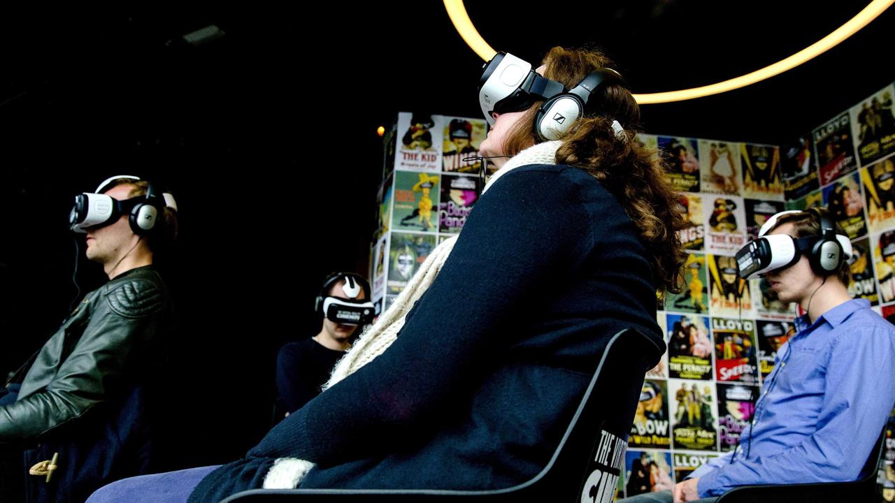 Besucher mit VR-Brillen testen das erste Virtual Reality Kino in Amsterdam, Niederlande, März 2016 Besucher mit VR-Brillen testen das erste Virtual Reality Kino in Amsterdam, Niederlande, März 2016