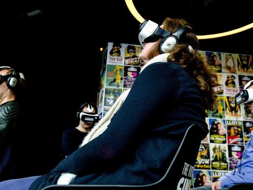 Besucher mit VR-Brillen testen das erste Virtual Reality Kino in Amsterdam, Niederlande, März 2016