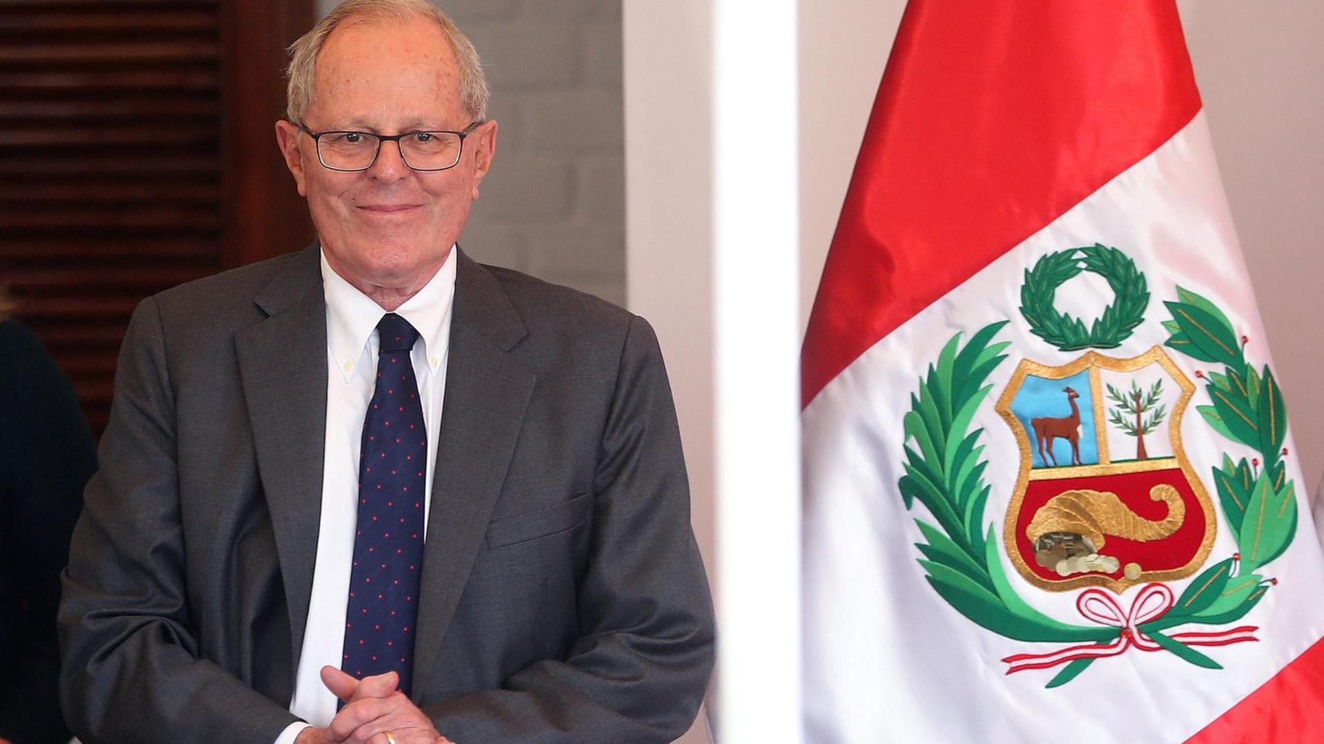 Pedro Pablo Kuczynski neben der peruanischen Fahne Pedro Pablo Kuczynski neben der peruanischen Fahne