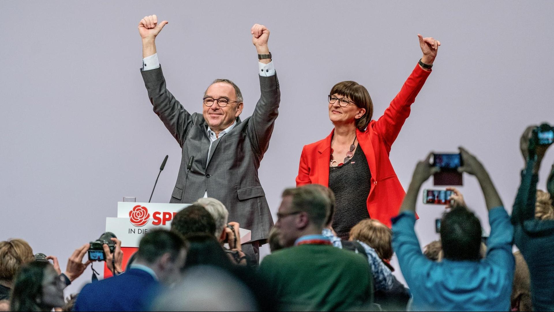 Saskia Esken und Norbert Walter-Borjans winken als neugewählte SPD Bundesvorsitzende beim SPD-Bundesparteitag nach der Wahl. Saskia Esken und Norbert Walter-Borjans winken als neugewählte SPD Bundesvorsitzende beim SPD-Bundesparteitag nach der Wahl.