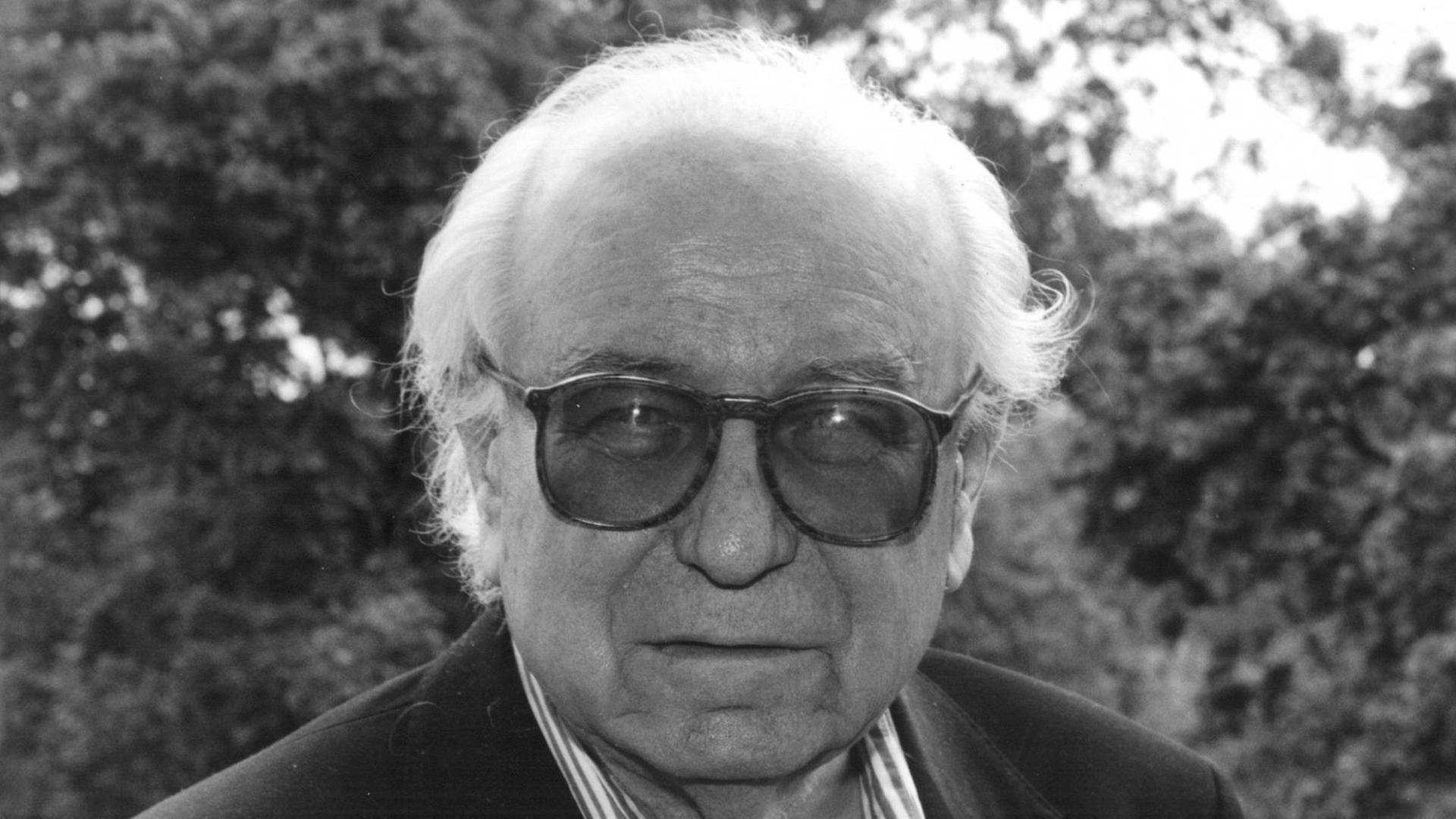 Ein schwarzweißes Porträtfoto von 1991 zeigt den Schriftsteller Wolfgang Koeppen mit großer, rechteckiger Sonnenbrille Ein schwarzweißes Porträtfoto von 1991 zeigt den Schriftsteller Wolfgang Koeppen mit großer, rechteckiger Sonnenbrille