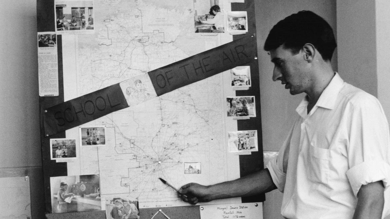 "School of the Air": Lehrer einer Funkschule in Alice Springs, Australien, von der aus Schüler unterrichtet werden, die bis zu 1000 km entfernt leben), 1968.