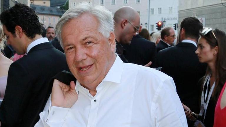 Wolfgang Fellner bei den Salzburger Festspielen neben einer Frau Wolfgang Fellner bei den Salzburger Festspielen neben einer Frau