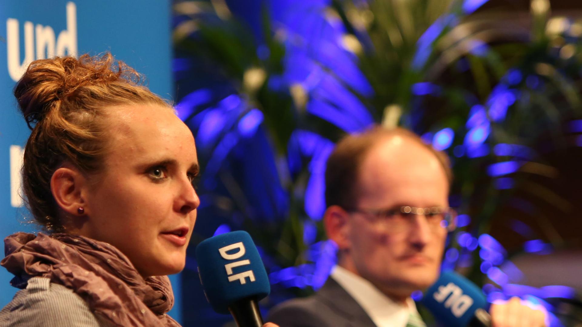 Die Triathletin Annika Vössing, im Hintergrund ist Christoph Niessen vom Landessportbund NRW. Die Triathletin Annika Vössing, im Hintergrund ist Christoph Niessen vom Landessportbund NRW.
