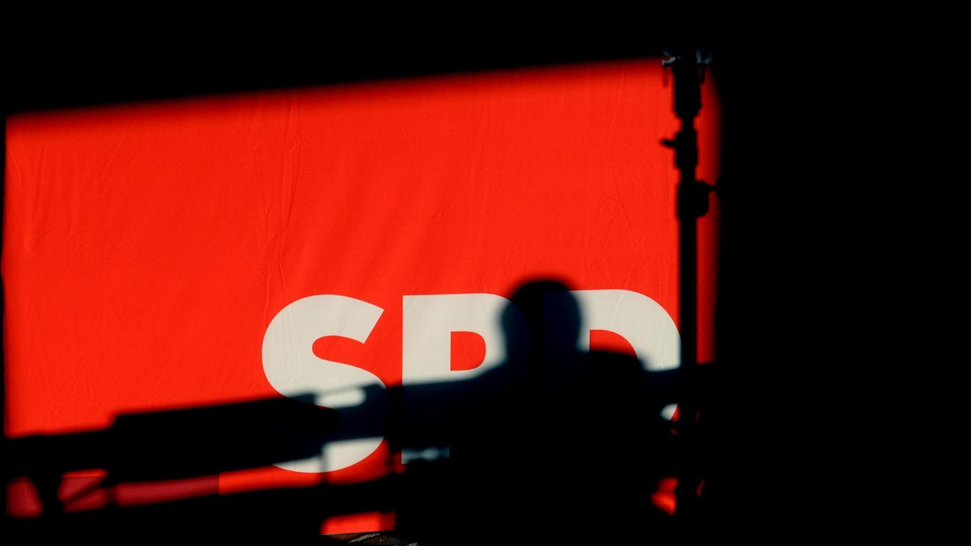 Schatten verdecken das Parteilogo der SPD in einem Raum eines historischen Landgutes am 18.01.2016 in Nauen (Brandenburg). Schatten verdecken das Parteilogo der SPD in einem Raum eines historischen Landgutes am 18.01.2016 in Nauen (Brandenburg).