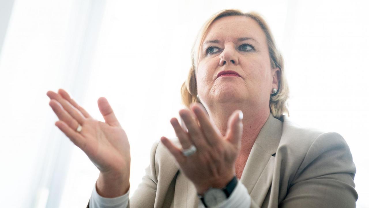 08.06.2020, Berlin: Eva Högl (SPD), Wehrbeauftragte des Deutschen Bundestages, gestikuliert in einem Gespräch mit einem Journalisten der Deutschen Presse-Agentur. Foto: Kay Nietfeld/dpa | Verwendung weltweit 08.06.2020, Berlin: Eva Högl (SPD), Wehrbeauftragte des Deutschen Bundestages, gestikuliert in einem Gespräch mit einem Journalisten der Deutschen Presse-Agentur. Foto: Kay Nietfeld/dpa | Verwendung weltweit