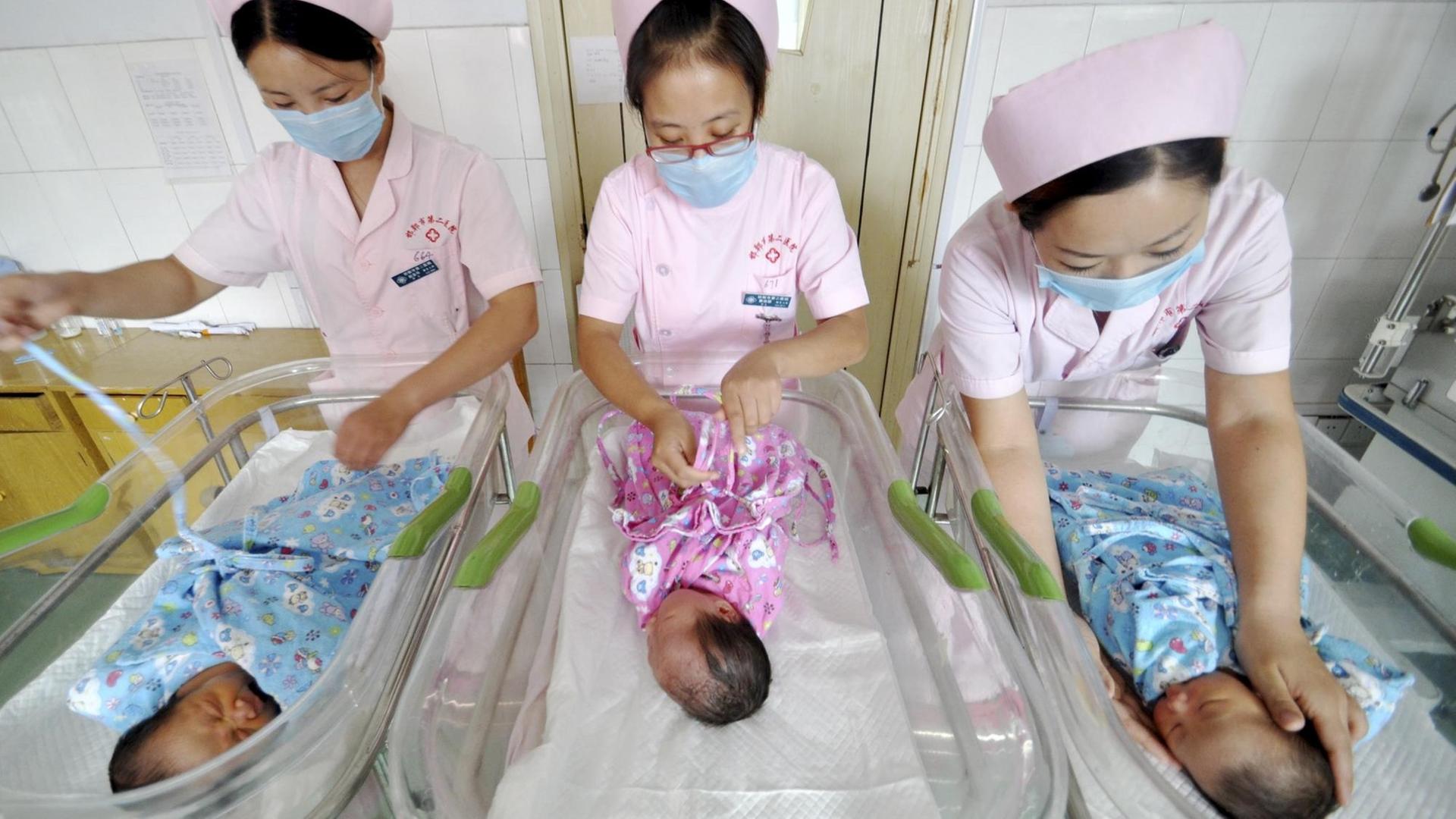 Krankenschwestern kümmern sich um Neugeborene in einem Krankenhaus in Handan. Krankenschwestern kümmern sich um Neugeborene in einem Krankenhaus in Handan.