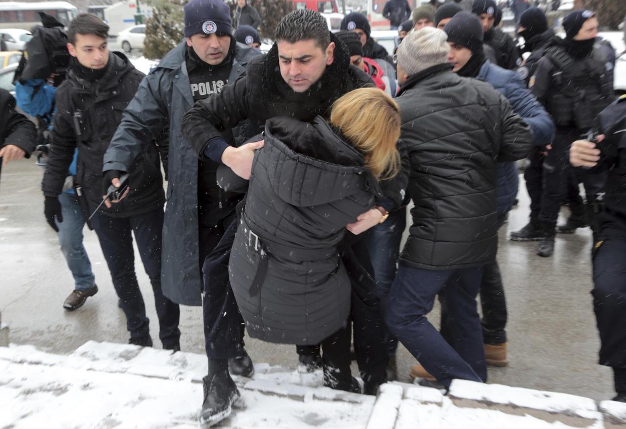 Polizeikräfte am 9. Januar 2017 bei der Festnahme einer Person, während Dutzende Demonstranten vor dem türkischen Parlament in Ankara gegen die geplante Verfassungsänderung protestieren, die dem türkischen Präsidenten Erdogan weitreichende Befugnisse geben würde.