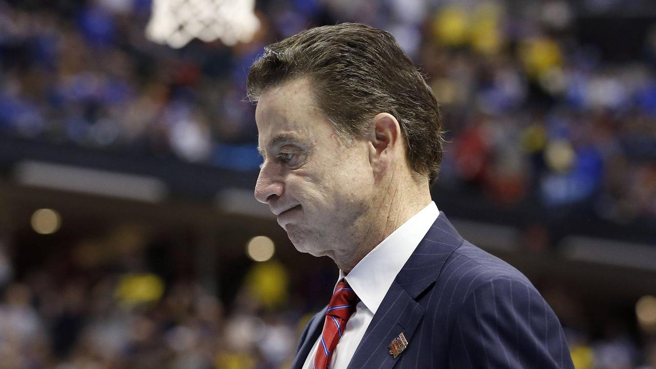 Im Zuge einer Korruptionsskandals im College Basketball haben die Louisville Cardinals in Kentucky ihren Trainer Rick Pitino entlassen. Im Zuge einer Korruptionsskandals im College Basketball haben die Louisville Cardinals in Kentucky ihren Trainer Rick Pitino entlassen.