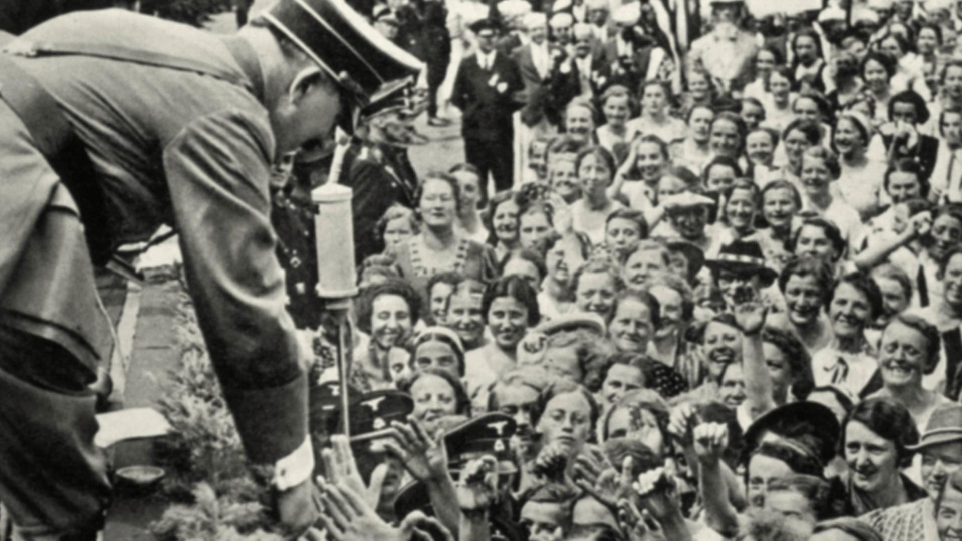 Hitler auf Sängerbundesfest im Juli 1937