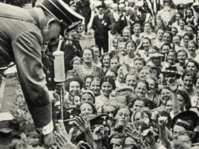 Hitler auf Sängerbundesfest im Juli 1937