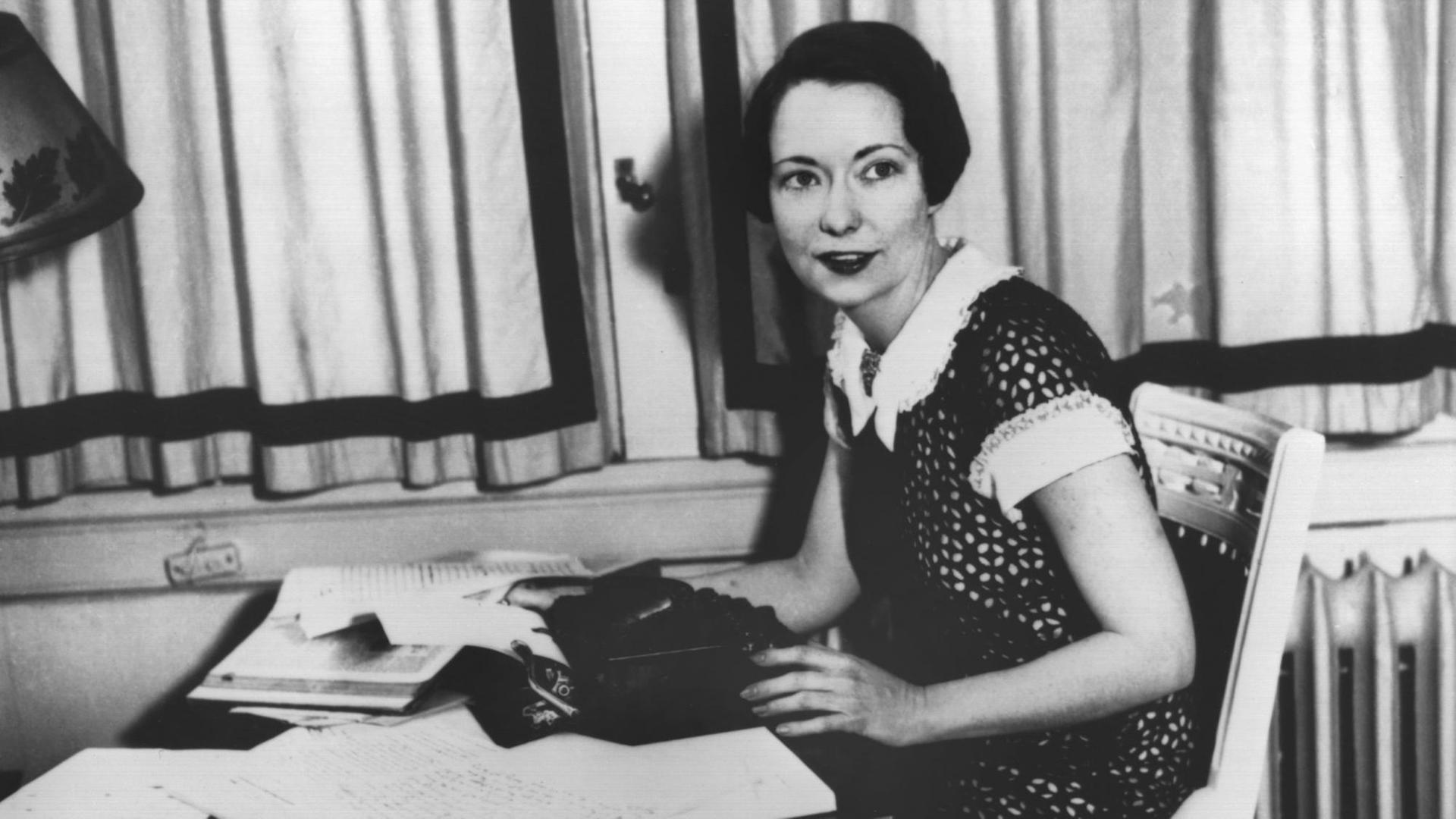 Die US-amerikanische Schriftstellerin Margaret Mitchell an ihrem Schreibtisch, aufgenommen im April 1936, einen Monat vor der Veröffentlichung ihres Romans "Vom Winde verweht", der ihr zu Weltruhm verhalf. Die US-amerikanische Schriftstellerin Margaret Mitchell an ihrem Schreibtisch, aufgenommen im April 1936, einen Monat vor der Veröffentlichung ihres Romans "Vom Winde verweht", der ihr zu Weltruhm verhalf.