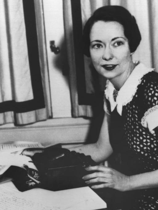 Die US-amerikanische Schriftstellerin Margaret Mitchell an ihrem Schreibtisch, aufgenommen im April 1936, einen Monat vor der Veröffentlichung ihres Romans "Vom Winde verweht", der ihr zu Weltruhm verhalf.