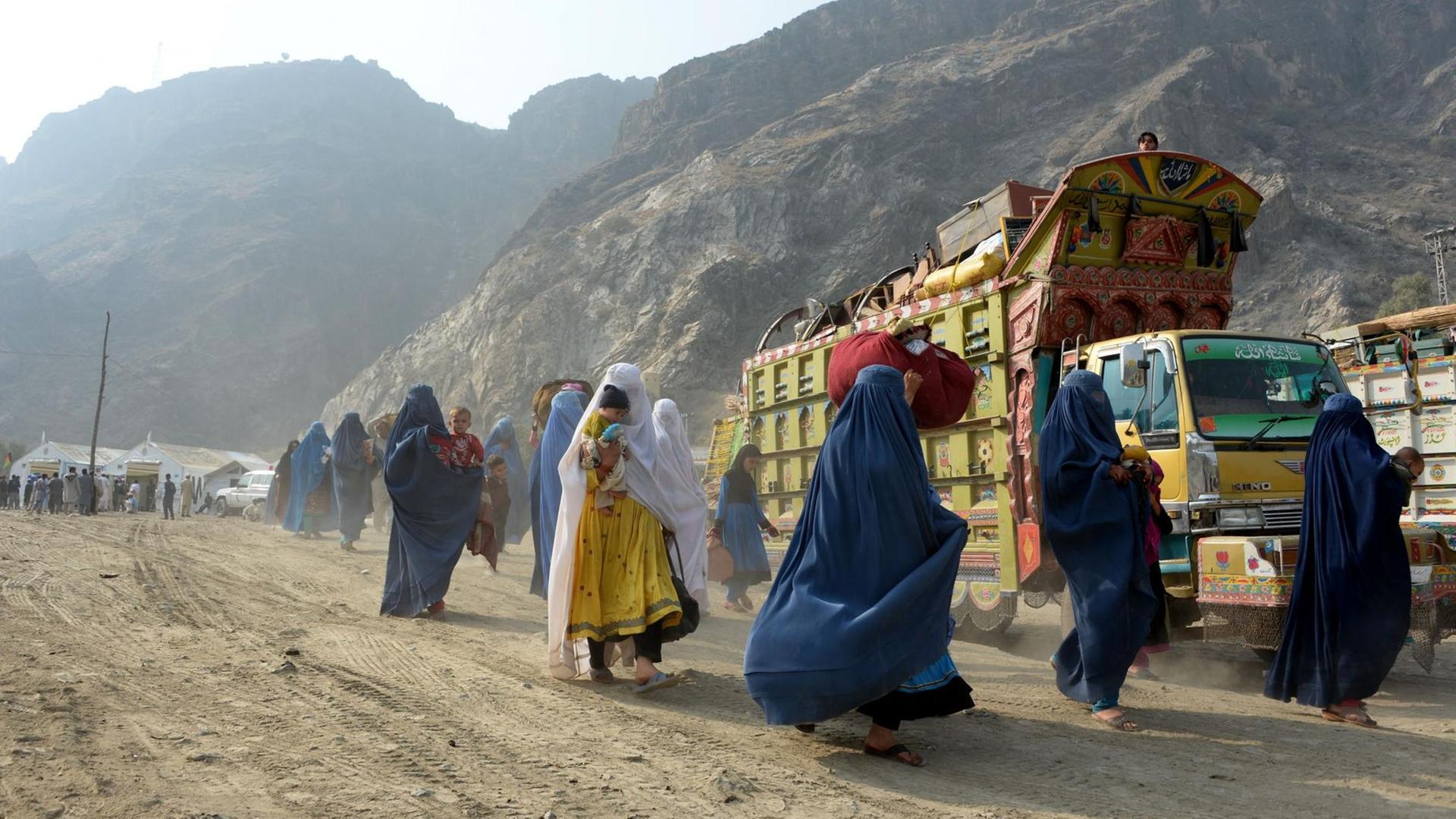 Afghanische Flüchtlinge überqueren die Grenze von Pakistan in ihr Heimatland. Afghanische Flüchtlinge überqueren die Grenze von Pakistan in ihr Heimatland.