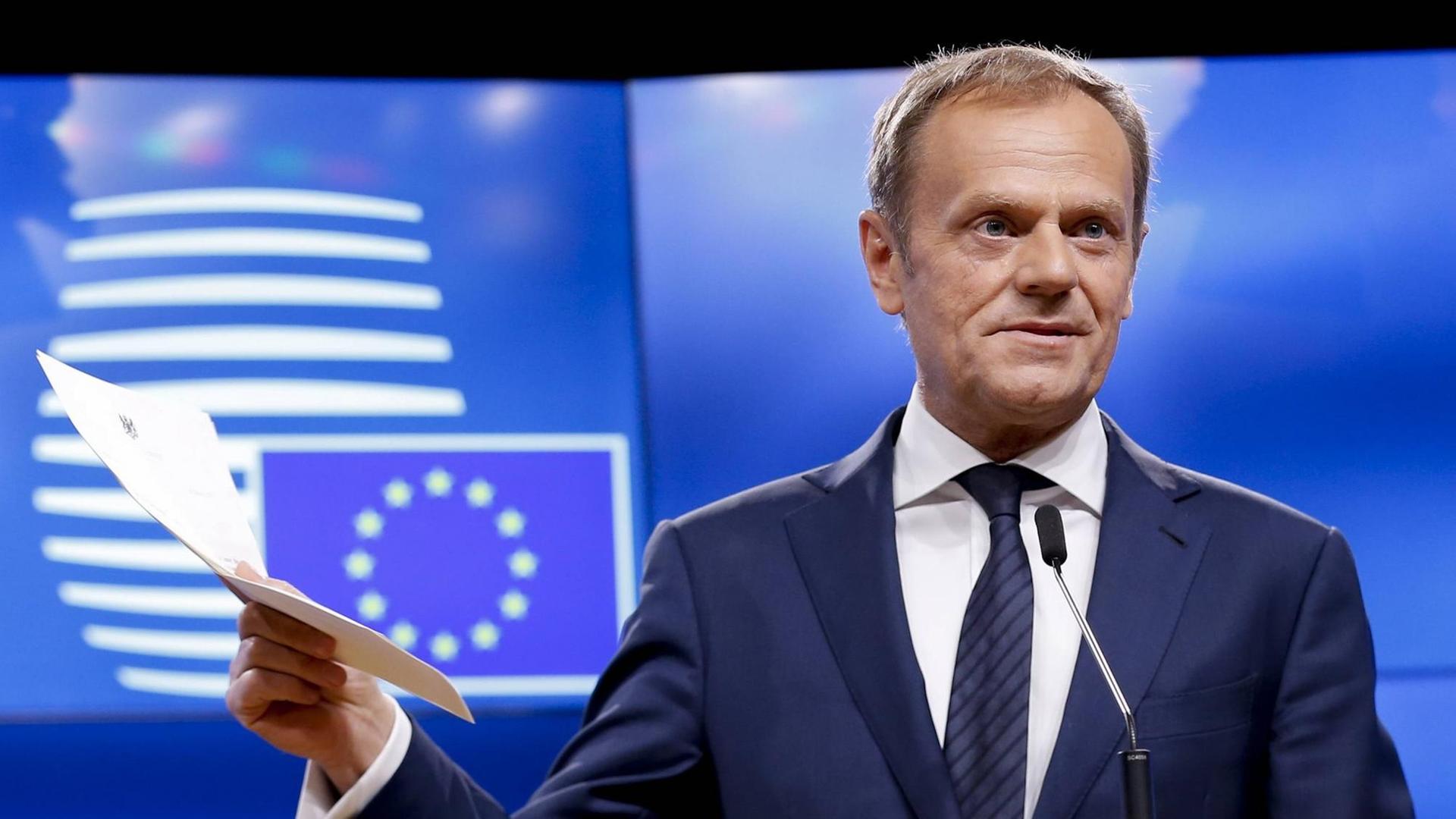 Donald Tusk zeigt die Scheidungspapiere von Premierministerin Theresa May - jetzt hat der EU-Kommissionspräsident seine Vorstellungen von Verhandlungen in Leitlinien gepackt. Donald Tusk zeigt die Scheidungspapiere von Premierministerin Theresa May - jetzt hat der EU-Kommissionspräsident seine Vorstellungen von Verhandlungen in Leitlinien gepackt.