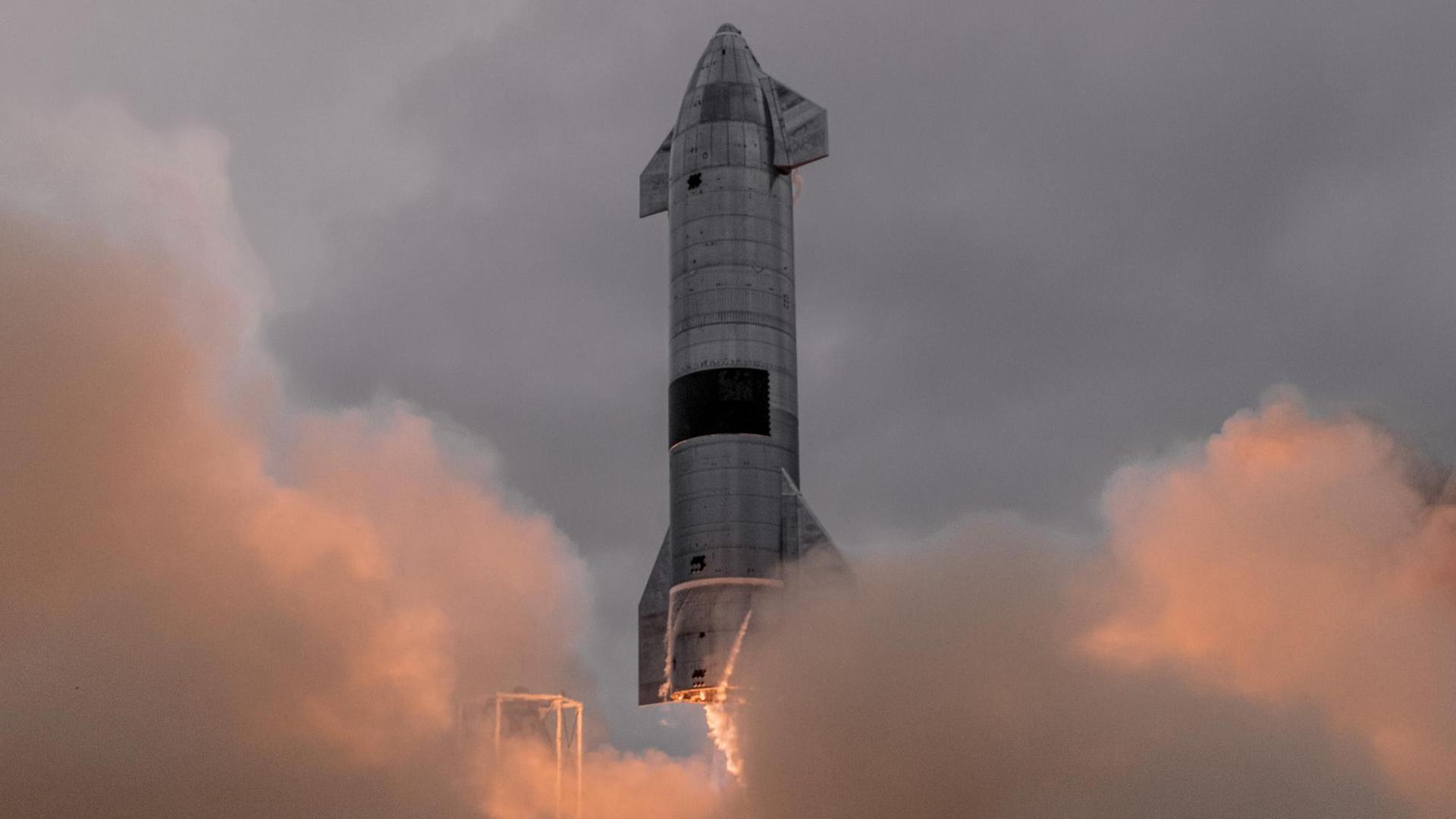 Eine Rakete erhebt sich vor rosaroten Wolken. Eine Rakete erhebt sich vor rosaroten Wolken.