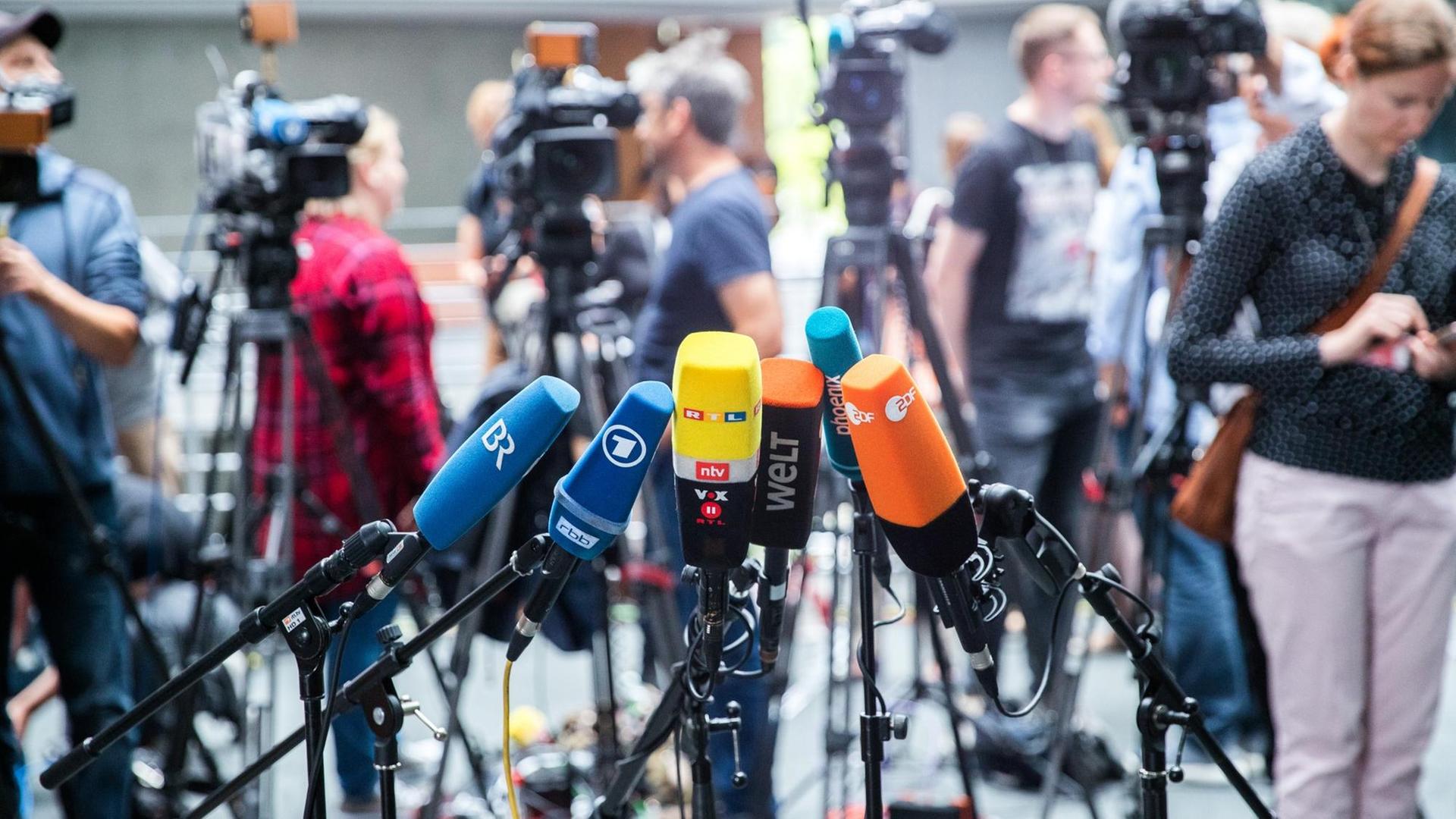 Mikrofone verschiedener Fernsehsender stehen vor dem Raum einer Sondersitzung des Innenausschuss des Bundestags zur Bamf-Affäre.