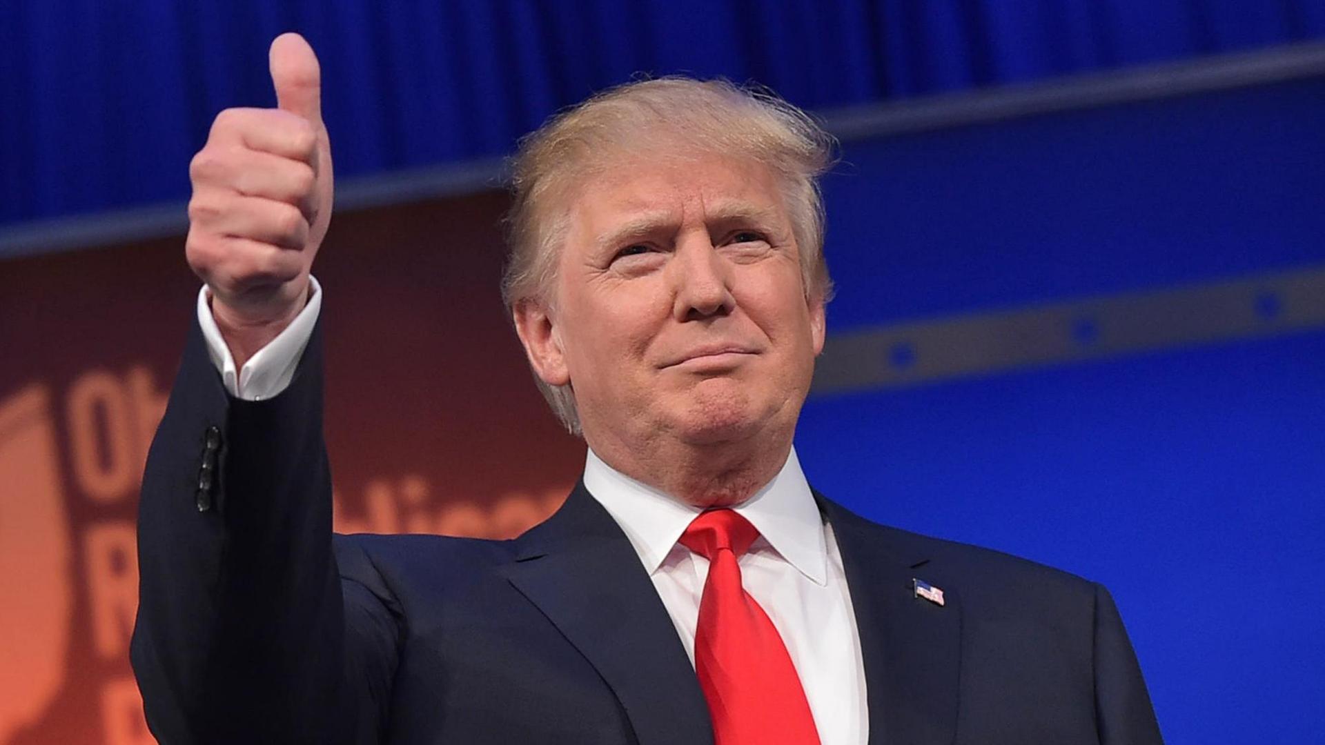 Der US-Unternehmer Donald Trump hält bei einer TV-Debatte der republikanischen Spitzenkandidaten für die Präsidentschaftskandidatur den Daumen hoch. Der US-Unternehmer Donald Trump hält bei einer TV-Debatte der republikanischen Spitzenkandidaten für die Präsidentschaftskandidatur den Daumen hoch.