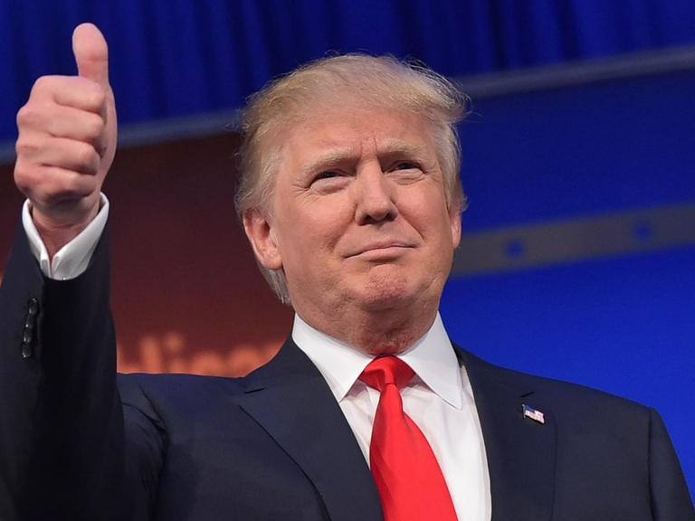 Der US-Unternehmer Donald Trump hält bei einer TV-Debatte der republikanischen Spitzenkandidaten für die Präsidentschaftskandidatur den Daumen hoch.