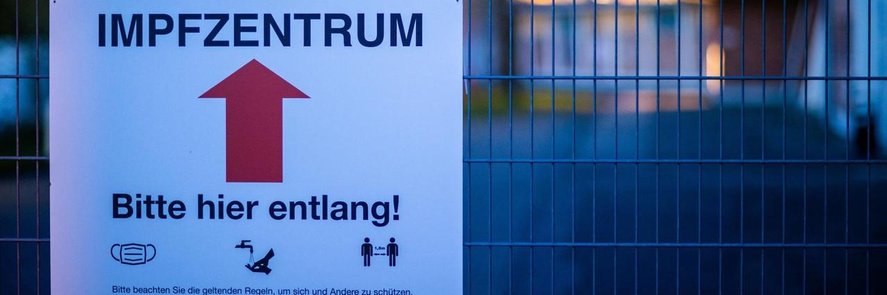 Das Hinweisschild auf das noch geschlossenen Impfzentrum in der Sport- und Kongresshalle ist am frühen Morgen zu sehen. Das Hinweisschild auf das noch geschlossenen Impfzentrum in der Sport- und Kongresshalle ist am frühen Morgen zu sehen.
