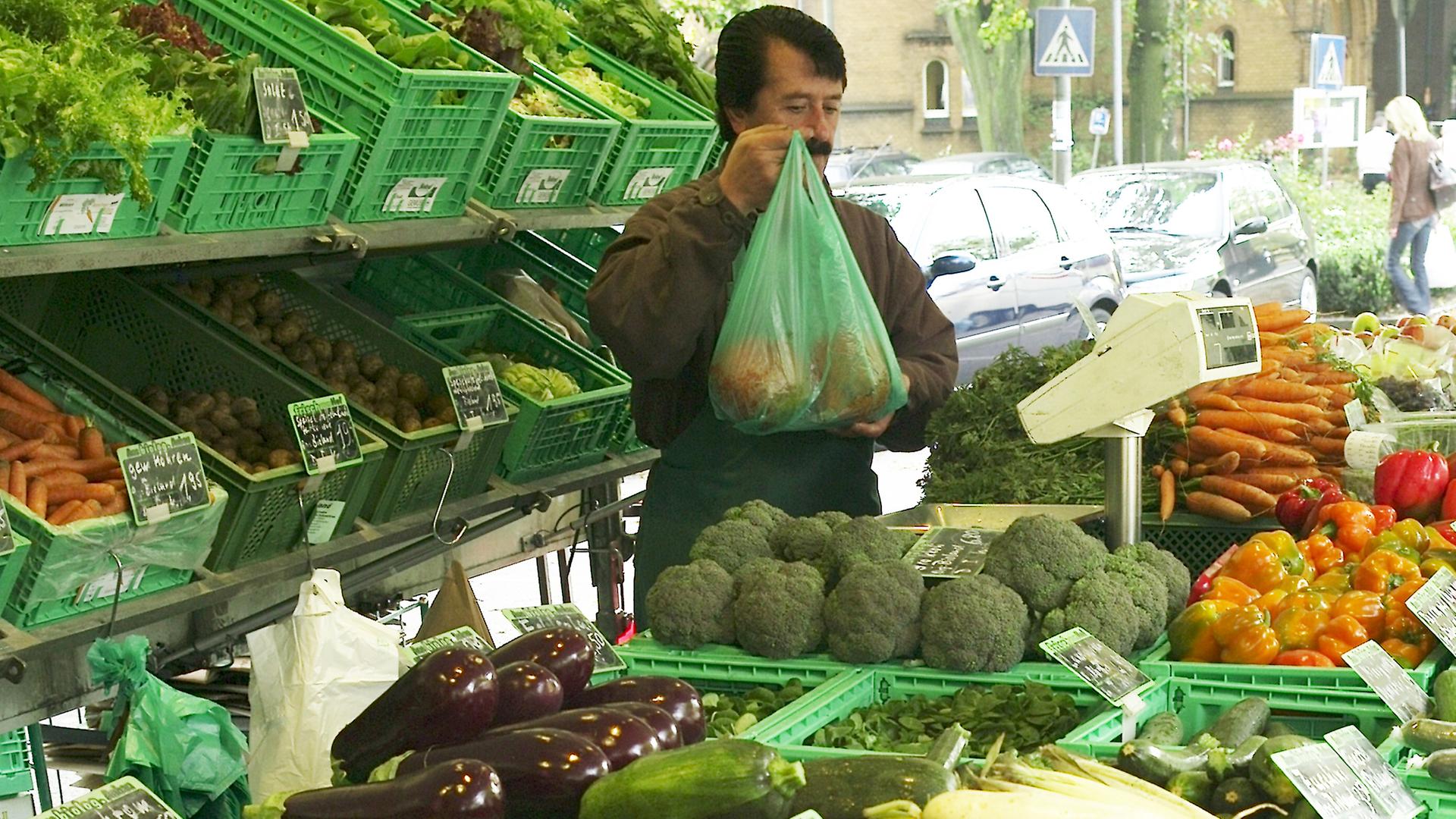 Obst und Gemüse aus biologischem Anbau auf einem Markt in Hamburg Obst und Gemüse aus biologischem Anbau auf einem Markt in Hamburg