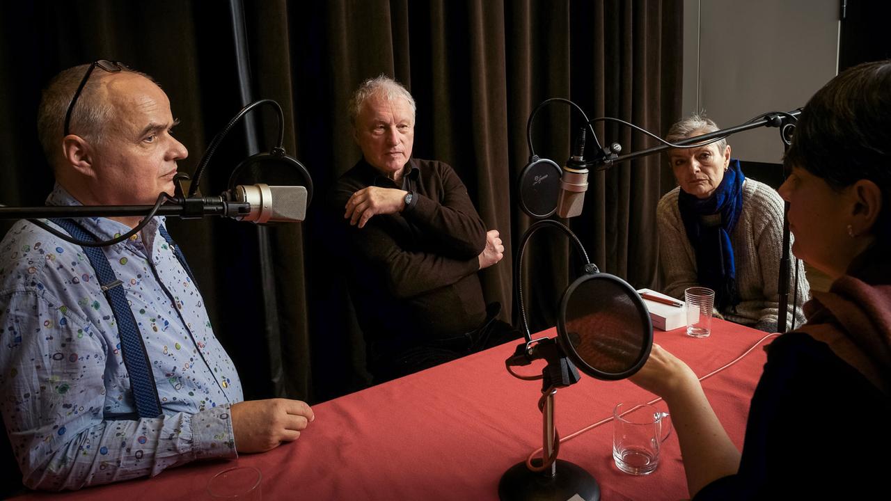 Hörspiel: "Das Tier der Zeit"Produktion Deutschlandradio Kultur 2016Aufgenommen: 14. März 2016 im Funkhaus Berlin Autor: Valére NovarinaRegie: Leopold von VerschuerAbgebildet: Leopold von Verschuer, Valére Novarina, Ulrike Brinkmann, Clarisse Cossais (v.lks.)
Hörspiel: "Das Tier der Zeit"Produktion Deutschlandradio Kultur 2016Aufgenommen: 14. März 2016 im Funkhaus Berlin Autor: Valére NovarinaRegie: Leopold von VerschuerAbgebildet: Leopold von Verschuer, Valére Novarina, Ulrike Brinkmann, Clarisse Cossais (v.lks.)