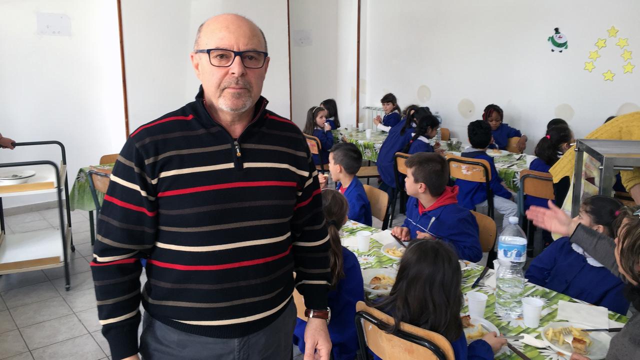 Lehrer Pino Landro aus Sutera vor seiner Klasse Lehrer Pino Landro aus Sutera vor seiner Klasse
