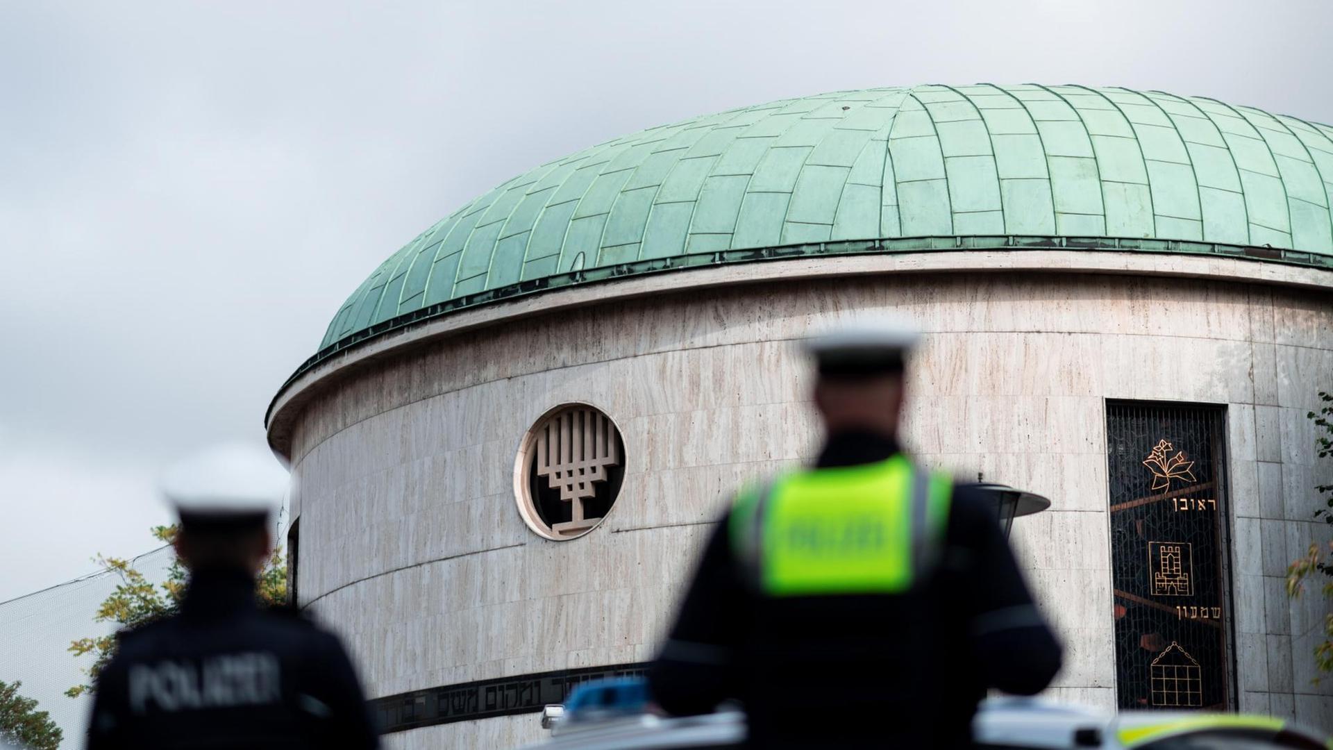 Beamte der Polizei stehen Wache während einer Mahnwache vor der Synagoge der Jüdischen Gemeinde Düsseldorf Beamte der Polizei stehen Wache während einer Mahnwache vor der Synagoge der Jüdischen Gemeinde Düsseldorf