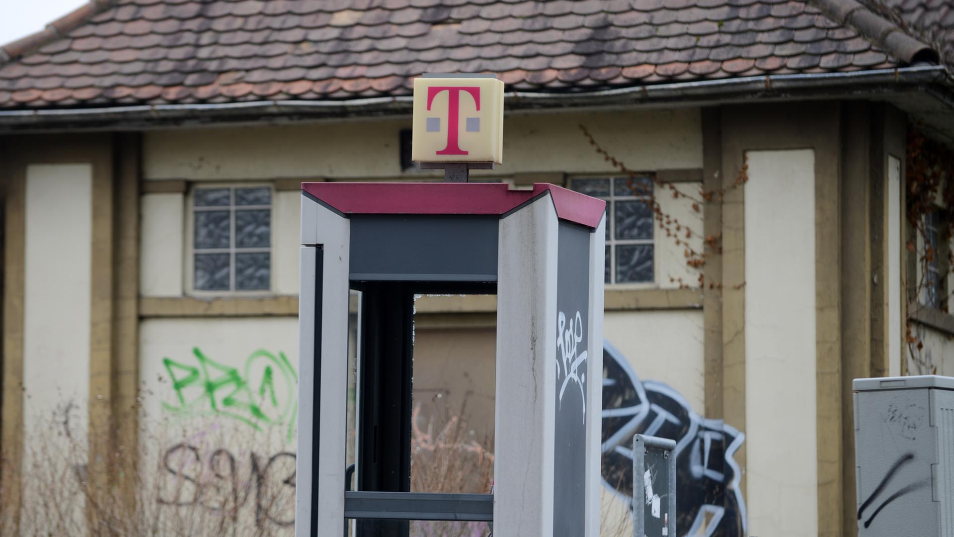 An einer Telefonzelle in Kassel sind Scheiben herausgebrochen. Die Zahl der Telefonzellen hat sich innerhalb weniger Jahre bundesweit mehr als halbiert. An einer Telefonzelle in Kassel sind Scheiben herausgebrochen. Die Zahl der Telefonzellen hat sich innerhalb weniger Jahre bundesweit mehr als halbiert.