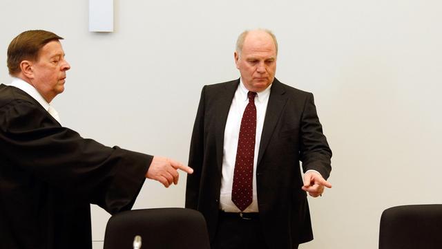 Der Angeklagte Uli Hoeneß mit seinem Anwalt Hanns W. Feigen vor dem Langericht München II